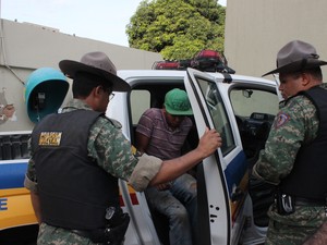 Os dois suspeitos foram levados para a delegacia (Foto: Valdivan Veloso/G1)