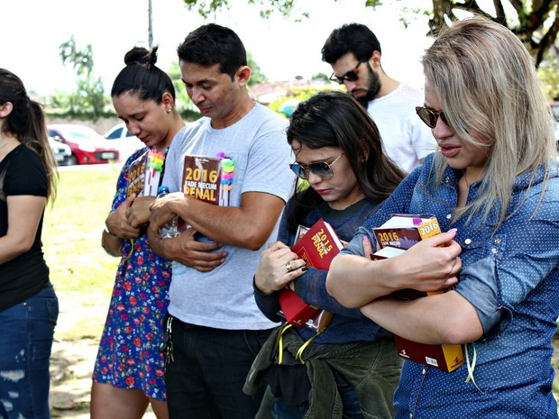 Candidatos rezam para passar na 2ª fase do Exame da OAB, em Manaus, aplicado neste domingo (Foto: Jamile Alves/ G1 AM)