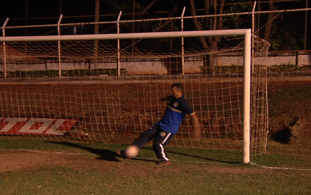 Esquerdinha, massagista da Aparecidense (Foto: Reprodução/TV Anhanguera)