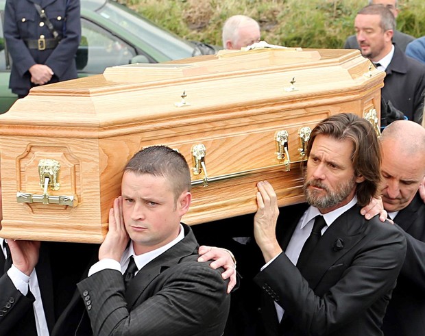 Jim Carrey carrega o caixão de sua ex-namorada, Cathriona White (Foto: AKM GSI)