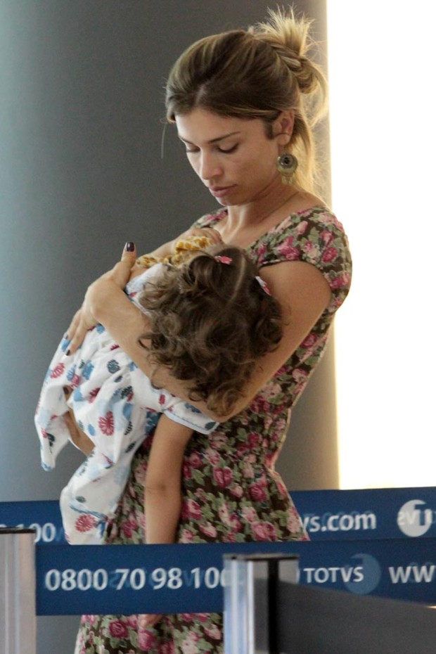 Grazi Massafera com a filha (Foto: Orlando Oliveira / AgNews)