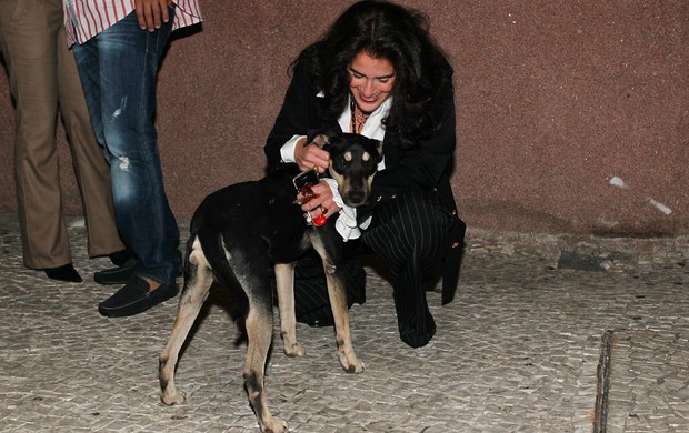 Lúcia Veríssimo brinca com cachorro antes do show (Foto: Manuela Scarpa/Foto Rio News)