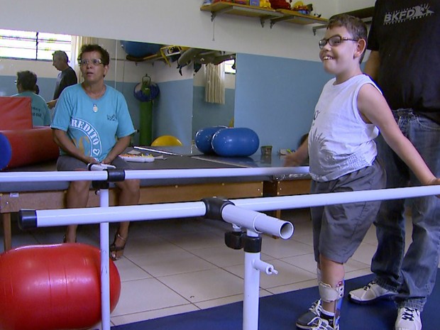 Eva Maria de Laia depende do transporte gratuito para levar o filho à Apae (Foto: Carlos Trinca/EPTV)
