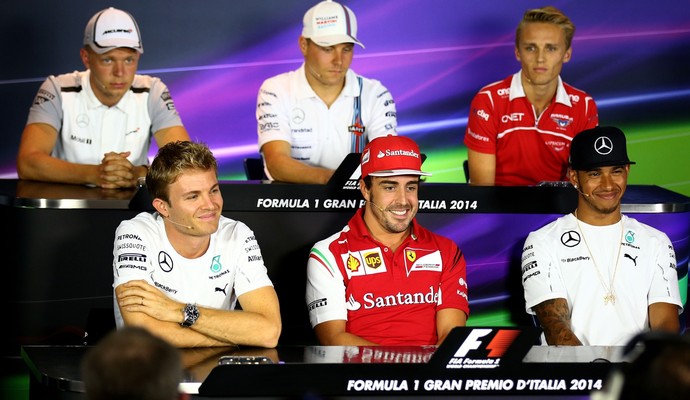 O espanhol Fernando Alonso ficou entre os dois pilotos da Mercedes na coletiva desta quinta-feira (Foto: Getty Images)