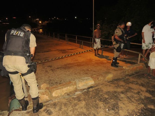 Policiais isolaram a ponte que dá acesso à cidade de Brumado na Bahia (Foto: Lay Amorim / Brumado Notícias)