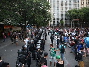 PMs com armaduras estão bem perto dos manifestantes. Ato segue concentrado na Praça Ramos (Foto: Marcelo Brandt/G1)