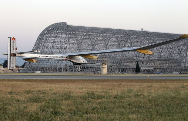 Avião movido a energia solar iniciou travessia dos EUA (Foto: Tony Avelar/AP)