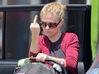 Anna Paquin, de 'True Blood', faz gesto obsceno ao sair de loja
