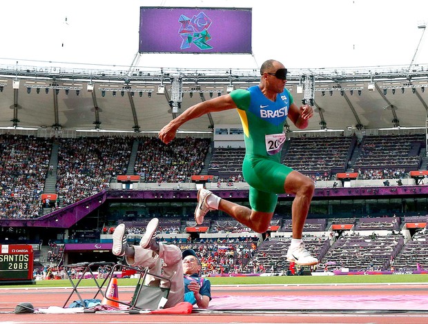 Luciano dos Santos salto Paralimpíadas (Foto: Reuters)