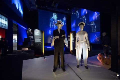 Foi um sucesso a exposição que o museu Victoria & Albert, de Londres, montou com mais de 300 roupas e objetos que contavam a história da sua carreia. A mostra incluida fotografias, filmes e até cenários dos seus shows