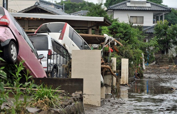 Veículos empilhados após fortes chuvas na cidade japonesa de Kumamoto (Foto: AFP)