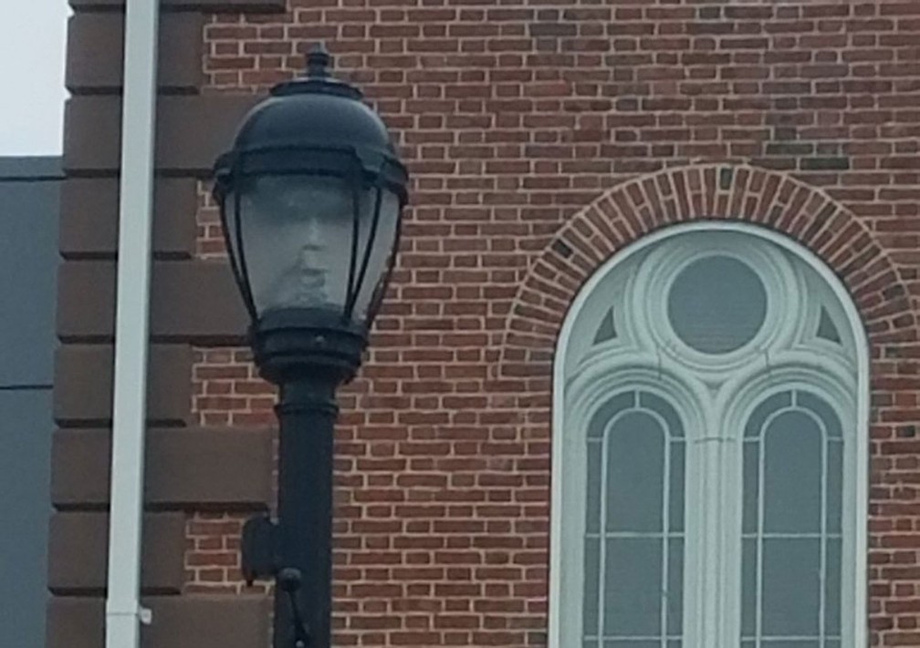 Prefeita gera polêmica ao postar foto de poste que parece ter rosto humano (Foto: Kim Driscol/Twitter)