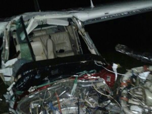 Aeronave ficou com a frente destruída com a queda (Foto: Polícia Militar do Tocantins/Divulgação)