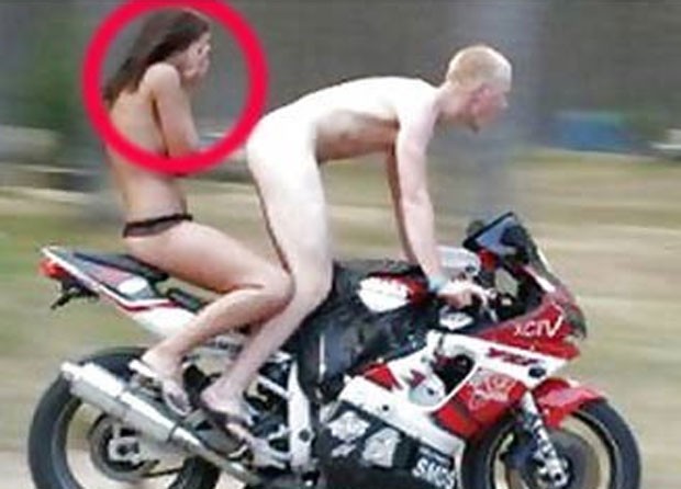 No ano passado, um motociclista foi flagrado andando nu de moto na Romênia enquanto levava uma jovem usando apenas lingerie na garupa. O casal foi fotografado em uma situação curiosa. A mulher estava com as mãos no rosto enquanto o motoqueiro fazia uma manobra praticamente em pé (Foto: Reprodução)