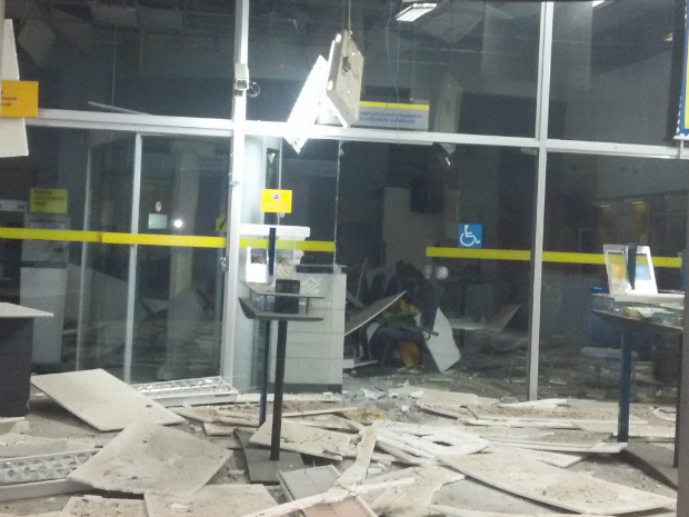 Interior de agÃªncia ficou danificada apÃ³s as explosÃµees (Foto: Jeferson Silva/TEM VocÃª)