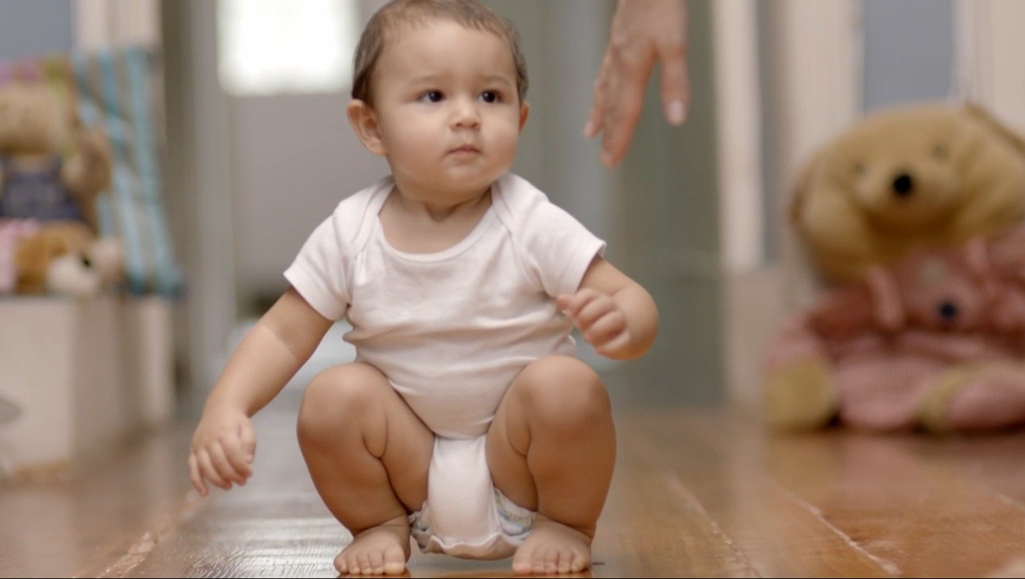 Bebê que acompanhou pais em curso desde os 35 dias de vida ganha