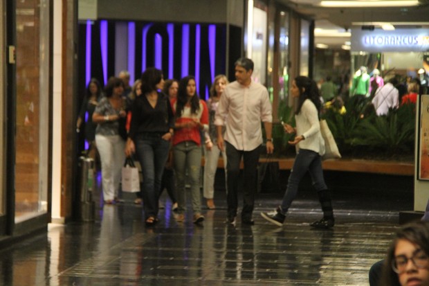 Willian Bonner e Fátima Bernardes com as filha em shopping na Zona Sul do Rio (Foto: Daniel Delmiro/AgNews)