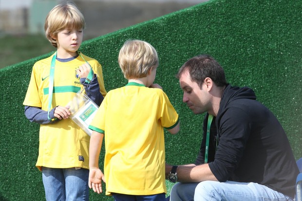 Luciano Huck e filhos em treino da seleção brasileira (Foto: Vanessa Carvalho / AgNews)