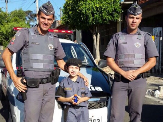 Menino recebeu visita de PMs durante festa temática em Itu (Foto: Denise Celina de Almeida/Arquivo Pessoal) Menino de 6 anos recebe visita de PMs durante festa temática em Itu (Foto: Polícia Militar/Divulgação)