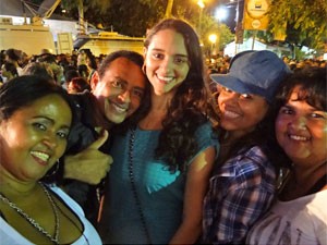 Vanessa Leandro (C) e amigos curtiram festa no Sítio da Trindade (Foto: Luna Markman/G1)