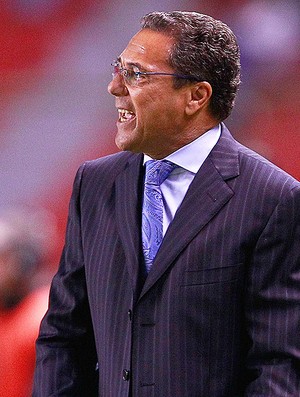 Luxemburgo na partida do Grêmio contra o LDU (Foto: EFE)
