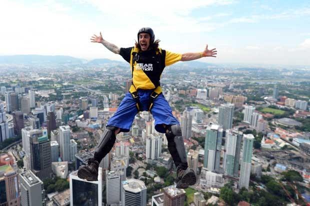 Chris McDougall, da Austrália, posa enquanto pula (Foto: AFP)