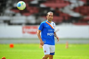 Léo Gamalho santa cruz (Foto: Aldo Carneiro / Pernambuco Press)