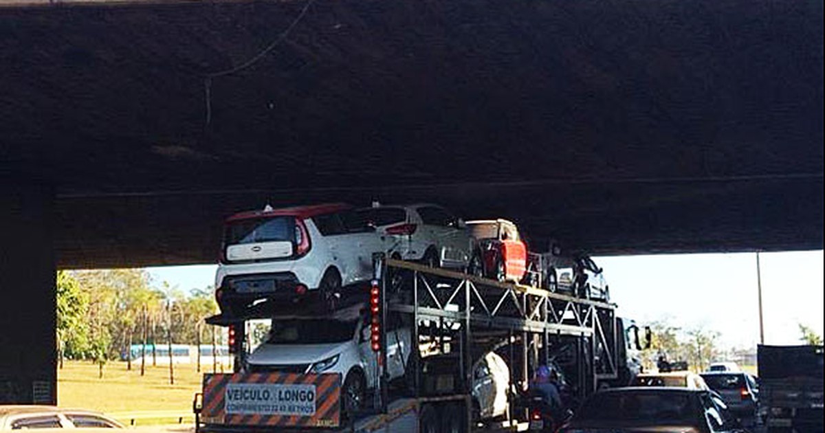 G Caminh O Cegonha Carregado Fica Preso Em Viaduto Na Epnb No Df