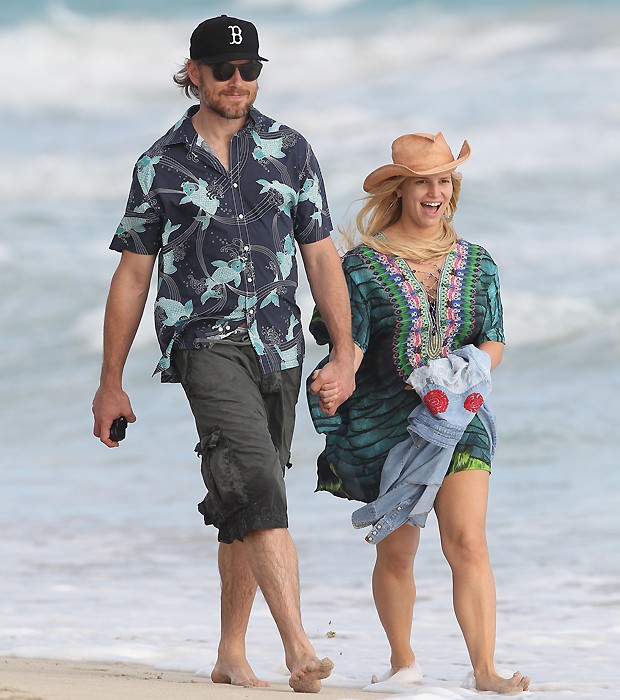 Jessica Simpson caminha na praia, mas ainda esconde barriguinha dos  paparazzi - Quem