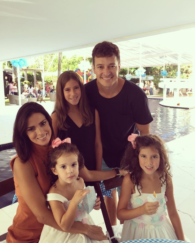 Rodrigo Faro com Vera Viel e as filhas (Foto: Reprodução/ Instagram)