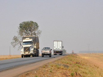 BR-163 em Mato Grosso corta a principal região produtora de grãos (Foto: Leandro J. Nascimento/G1)