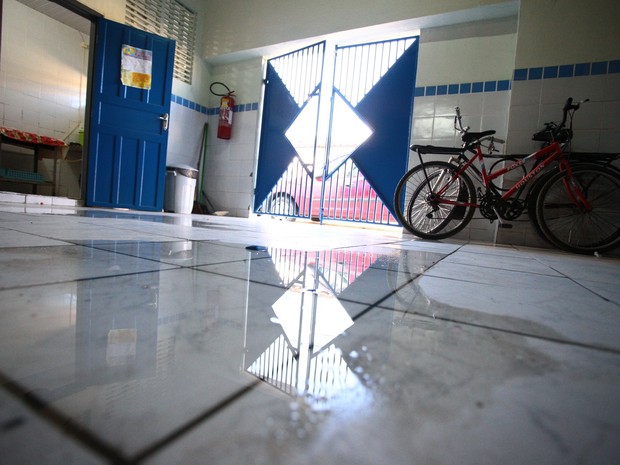 Água dos banheiros chega até a entrada da escola (Foto: Jonathan Lins/G1)