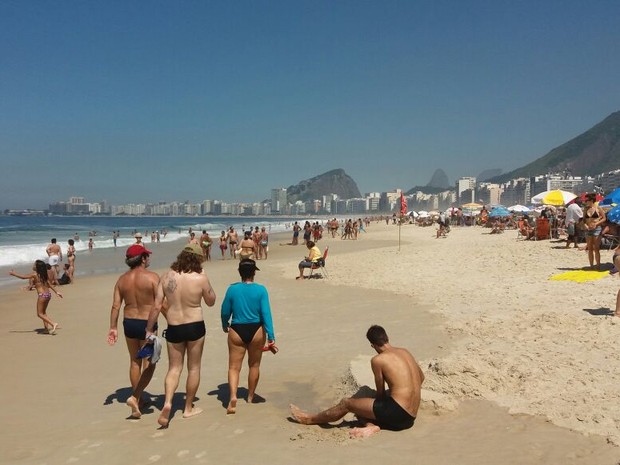 Banhistas aproveitaram o tempo bom na Praia de Copacabana, apesar das bandeiras indicando forte correnteza (Foto: JanaÃ­na Carvalho/ G1)