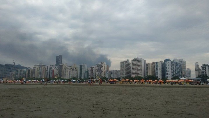 Fumaça na Praia do Gonzaga, em Santos