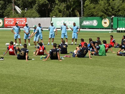 Em busca de entrosamento, Palmeiras tenta evitar pressão precoce