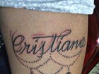 Irmão de Cristiano Araújo faz tatuagem em homenagem ao cantor