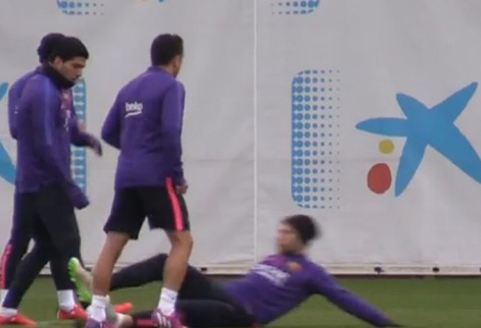 Suárez tem momento de "tensão" com Mascherano após entrada forte