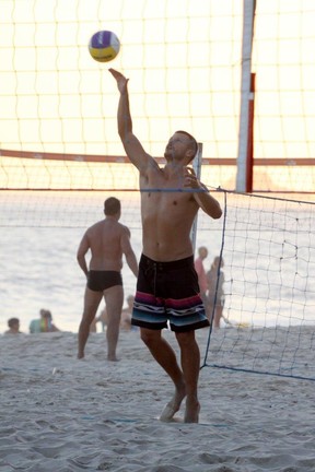 Rodrigo Hilbert na praia (Foto: J. Humberto / AgNews)