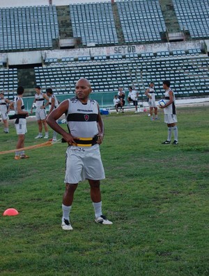 Gil Bala, treina no Botafogo-PB (Foto: Lucas Barros / Globoesporte.com/pb)