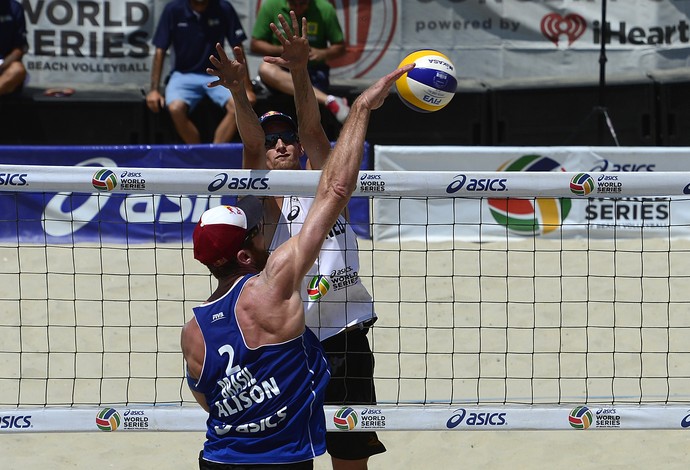 Alison tira a bola do bloqueio holandês (Foto: FIVB/Divulgação)