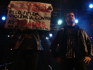  Pitty exibe cartaz em apoio à 'Marcha das Vadias' (Foto: Fernada Vilela/G1)