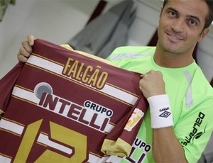 Globoesporte.com acompanhou os bastidores da estreia do astro Falcão pelo Orlândia (Foto: Cleber Akamine / Globoesporte.com)