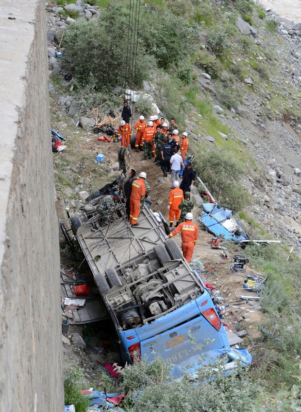 Ônibus, no qual viajavam 50 pessoas, despencou dez metros em um precipício após a colisão (Foto: Xinhua/Chogo/AP)