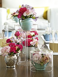 Leiteira, minijarras e açucareiros floridos são perfeitos para decorar uma mesa de café da manhã