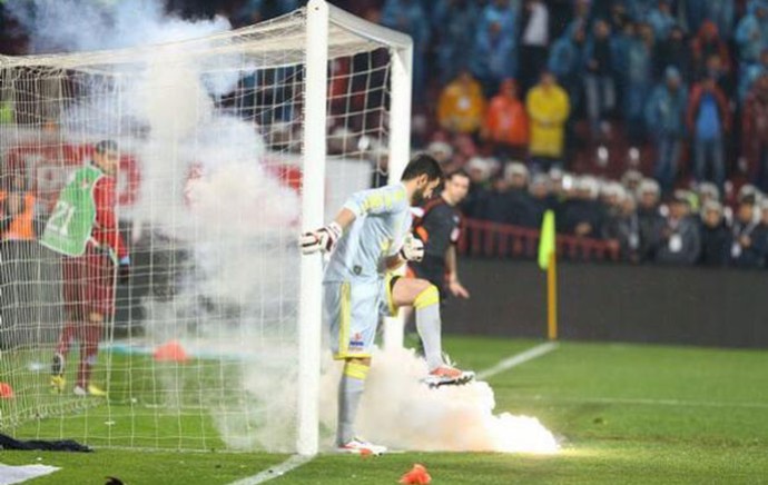 Goleiro do Fenerbahçe é atacado (Foto: Reprodução / Site Oficial Fenerbahce)