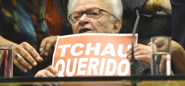A deputada federal Maria Luiza Erundina (PSOL-SP) participa de ato em favor do afastamento do presidente da Câmara, Eduardo Cunha (Foto: Antônio Cruz/Agência Brasil)