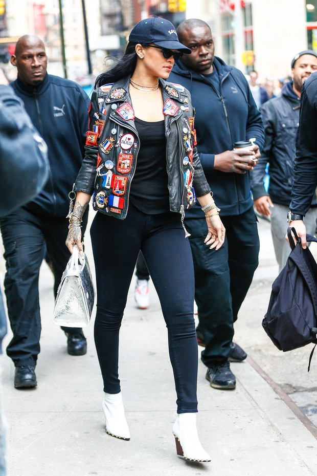 Rihanna usa jaqueta com patche (Foto: AKM)