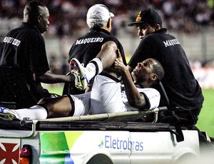 Dedé lesionado na partida do Vasco contra o Internacional (Foto: Rudy Trindade / Ag. Estado)