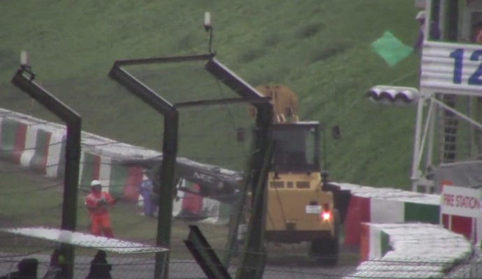 Vídeo divulgado na internet mostra fiscal de prova agitando bandeira verde no momento do acidente de Jules Bianchi (Foto: Reprodução / YouTube)