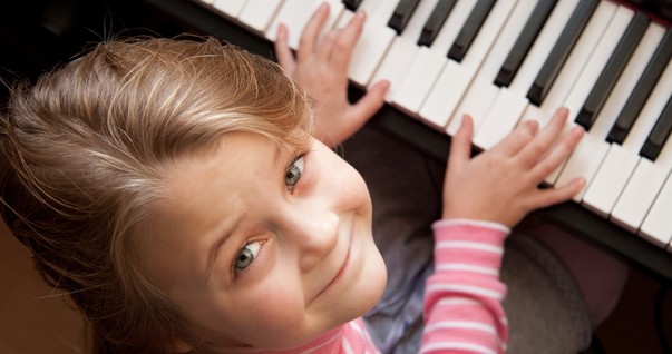Criança tocando piano (Foto: Shutterstock)